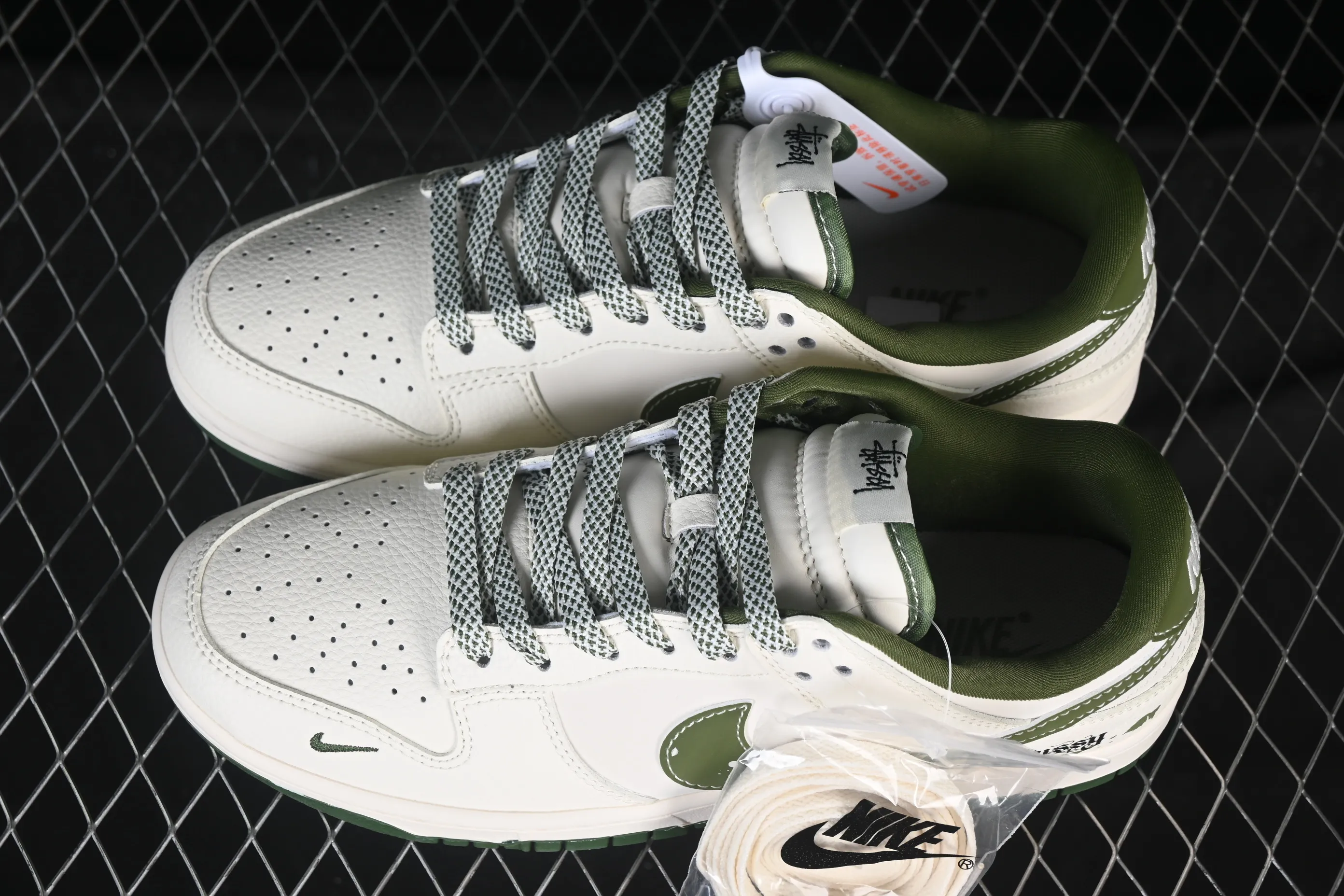 All categories Nk SB Dunk Series Nk SB Dunk Low High-end customized low-top sneakers Nike SB Dunk Low Stusi co-branded splash green hook Anniversary high-end customized low-top casual sneakers XS6089-608